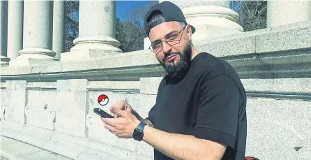  ?? M. C. ?? Víctor, de 37 años, juega a Pokémon Go como coleccioni­sta.