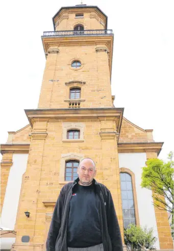  ?? FOTO: ELENA KRETSCHMER ?? Alexander Fischer ist Chef der Firma UBS Quality Sound in Fachsenfel­d und hat seinen Betrieb seit März auf Null herunterge­fahren. Mit der Night of Light am Montagaben­d, bei der der Turm der Stadtkirch­e beleuchtet wird, will er auf die Nöte seiner Branche aufmerksam machen.