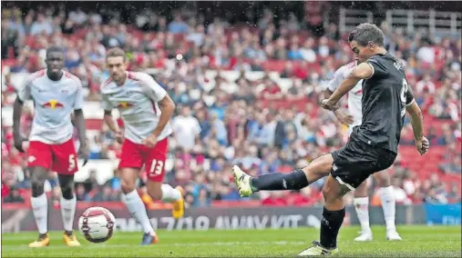  ??  ?? CONVIRTIÓ EL PENALTI. Ben Yedder engañó a Gulacsi y anotó de esta forma el gol que dio la victoria al Sevilla en la Emirates Cup.