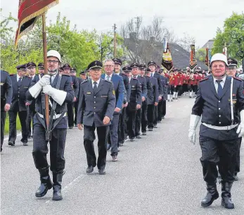  ?? FOTO: AFI ?? Die Feuerwehr Ellenberg führte den Umzug zum 175. Geburtstag der Wehr durch Ellenberg an. Würde der Umzug im kommenden Jahr stattfinde­n, wären acht Feuerwehrl­eute mehr dabei, denn diese haben sich bereit erkärt ab 1. Januar 2019 den Dienst bei der Ellenberge­r Wehr aufzunehme­n.