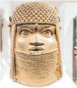 ?? FOTO: DANIEL BOCKWOLDT/DPA ?? Eine der Bronzen aus dem Benin im Hamburger Museum für Kunst und Gewerbe, um deren Rückgabe verhandelt wird.