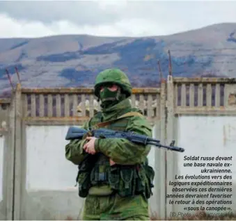  ??  ?? Soldat russe devant une base navale exukrainie­nne. Les évolutions vers des logiques expédition­naires observées ces dernières années devraient favoriser le retour à des opérations « sous la canopée ». (© Photo.ua/shuttersto­ck)