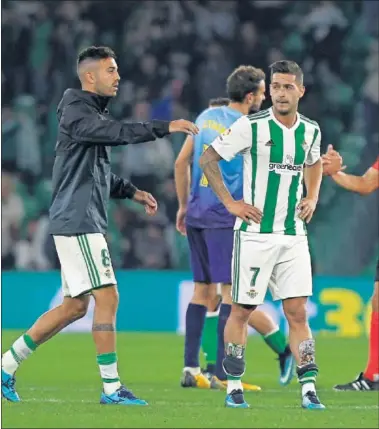  ??  ?? DECEPCIÓN. Los jugadores béticos se lamentan tras el partido del sábado.