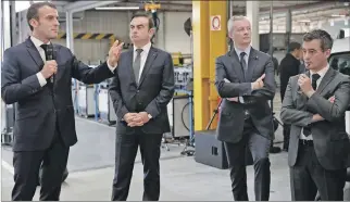  ?? PHILIPPE WOJAZER / REUTERS ?? Fábrica. El presidente Macron (izq.) junto a Ghosn, durante una visita a Renault, el pasado 8 de noviembre.