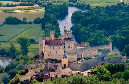  ??  ?? Dans le Périgord noir, le château de Beynac fait face à la rivière. Sur son éperon rocheux, il toise la Dordogne de à 150 mètres de hauteur depuis le xiie siècle.