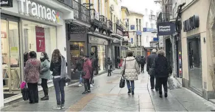  ?? EL PERIÓDICO ?? Ciudadanos pasean por la calle Santa Eulalia de Mérida.