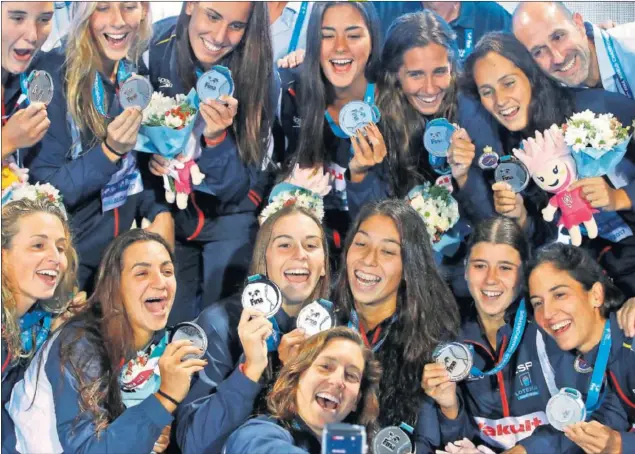  ??  ?? DE PLATA. Las jugadoras de la Selección celebran su subcampeon­ato mundial después de la derrota en la final ante Estados Unidos ayer en Budapest.