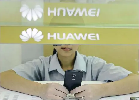 ?? DARLEY SHEN / REUTERS ?? Utilizar un iPhone es cada vez más peligroso si se trabaja en una gran corporació­n china