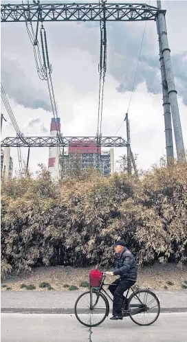  ??  ?? China hat sich einmal mehr zu den Pariser Klimaziele­n bekannt. Und dennoch fördert das Land weiter die Kohleindus­trie.