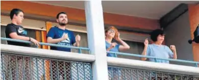  ?? REPORTAJE GRÁFICO: JOSUÉ CORREA ?? Los balcones de la capital se llenaron de onubenses para un último aplauso a los sanitarios.