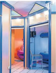  ?? ?? Der Charme der 90er Jahre. Aus den nummeriert­en Kabinen dringt das farbige Licht in den Raum und auf die grauen Bodenflies­en.