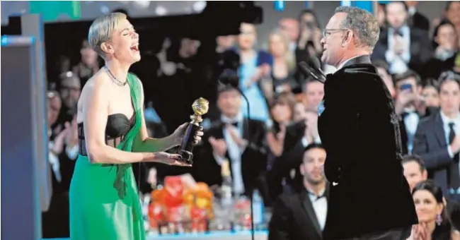  ?? ABC ?? Charlize Theron recibe el premio de manos de Tom Hanks en la gala de 2020