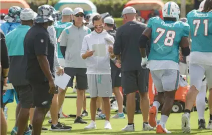  ?? MIKE STOCKER/SOUTH FLORIDA SUN SENTINEL ?? Dolphins coach Mike McDaniel looks over plays during a joint practice between the Philadelph­ia Eagles and Miami at the Hard Rock Stadium facility in Miami Gardens on Aug. 24.