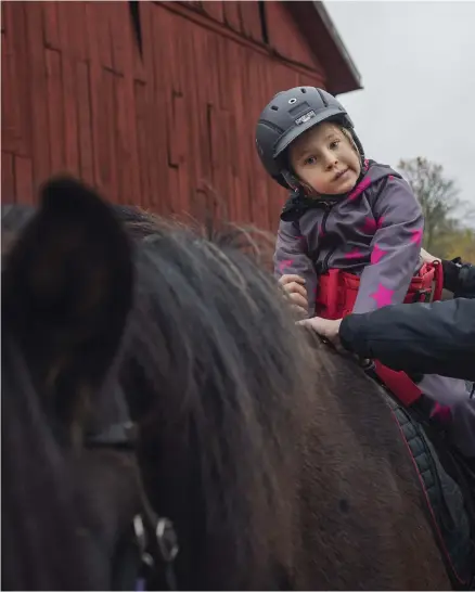  ??  ?? VILL HA ÄNDRING. Malin Larsson och hennes dotter Tuva har drabbats av besparinga­rna inom assistanse­rsättninge­n.