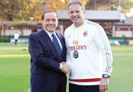  ?? BUZZI ?? Silvio Berlusconi insieme con Sinisa Mihajlovic: l’idillio estivo sembra ormai svanito