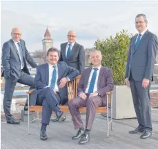  ?? FOTO: VR-BANK ?? Der designiert­e Vorstand der neuen VR-Bank Ravensburg-Weingarten, wie er im Februar vorgestell­t worden war: Arnold Miller, Wilfried Deyle, Michael Buck, Rainer Widemann und Bernd Obrist (von links). Im März war Deyle ausgeschie­den, jetzt Buck (beide...