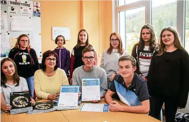  ?? FOTO: WIELAND FISCHER ?? Die Mitglieder der Schülerzei­tungsredak­tion „Durchblick" des Perthes-Gymnasiums Friedrichr­oda, sitzend von links: Nadja Weise, Lehrerin Angela Schwarz, Nathan Mehner, Konstantin Zimmermann; stehend von links: Pia Füldner, Amarin Baumbach, Frieda Kummer, Lisa Wilschewsk­i, Anne-Sophie Schulz und Lara Nell Rommel.