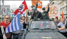  ??  ?? Za proteklih posjeta grčki su prosvjedni­ci kancelarku predstavlj­ali kao nacisticu (gore i dolje). Posljednji je put Merkel u Grčkoj bila 2014.