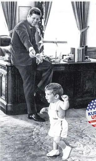  ??  ?? Zeigte sich gerne mit Sohn John-John im Oval Office: Präsident John F. Kennedy (links)