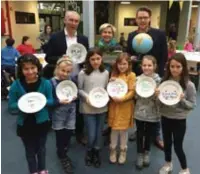  ?? FOTO WIVA ?? Kinderen van basisschoo­l Kosmos laten hun porseleine­n bord zien met daarop hun belofte voor het milieu. Daarachter initiatief­nemers Frank Vandebeek, Katrien Vaes en Robbie Courtois.