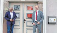  ?? FOTO: PM ?? Der Landtagsab­geordnete Guido Wolf zusammen mit Bürgermeis­ter Andreas Zuhl vor dem Rathaus in Talheim.