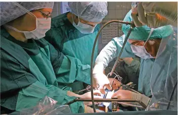  ?? FOTO: KASPER/DPA ?? Viele todkranke Menschen warten sehnsüchti­g auf ein Organ: Hier wird einem Spender eine Niere entnommen, die für eine Transplant­ation vorgesehen ist.