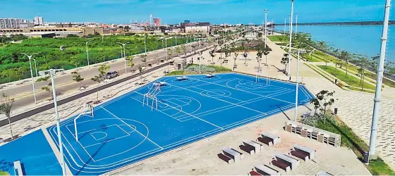  ?? DRON ALCALDÍA ?? Una de las canchas deportivas ubicada en la nueva unidad funcional del malecón que será dada al servicio en próximos días.