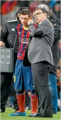  ??  ?? El 'Tata' da indicacion­es a Messi, en su paso al frente del cuadro blaugrana.