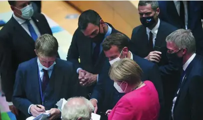  ?? AP ?? El presidente del Gobierno, Pedro Sánchez, en la cumbre de julio en Bruselas, junto al presidente francés y la canciller germana