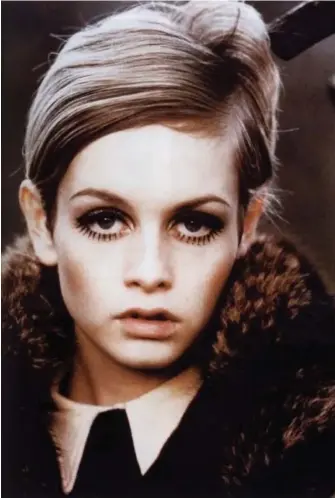  ?? ?? TRENDSETTE­R: Kort-kort og sideskill kommer tilbake. Her er 16 år unge Twiggy i 1966. FOTO: BARRY LATEGAN