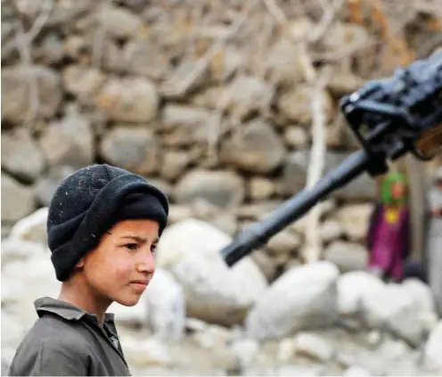  ?? Foto: AFP/Tauseef Mustafa ?? Die Kindheit vieler Afghanen ist vom Krieg geprägt.