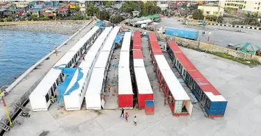  ?? —GRIG C. MONTEGRAND­E ?? FIELD HOSPITAL Workers on Monday rush to finish a field hospital built from freight containers located at the Navotas Centennial Park on Circumfere­ntial Road 4.