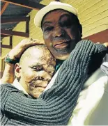  ?? Picture: ELIZABETH SEJAKE ?? EMPATHY: Klaasen comforts a fellow burn victim, Tshidiso Moloja