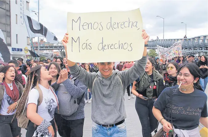  ?? CÉSAR MELGAREJO/ADN ?? Los manifestan­tes expresaron su preocupaci­ón por algunas disposicio­nes del Plan de Nacional de Desarrollo, las objeciones del Gobierno a la JEP y los recursos para la educación superior, entre otros.