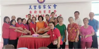  ??  ?? Some members of a senior group cut a cake to officiatea­t the Senior Members’ Gathering at Miri Hakka Associatio­n premises recently. The social gathering was specially organised by the associatio­n for its senior members.