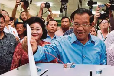  ?? AFP PIC ?? Cambodia’s Prime Minister
Hun Sen casting his vote during the general election in Phnom Penh yesterday.