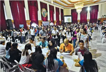  ?? SUNSTAR / ALLAN DEFENSOR ?? OFFERING “GREENER PASTURES.” Companies interview potential employees at the job fair at the Cebu Provincial Capitol.