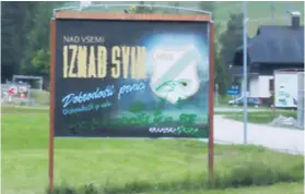  ?? MLADEN MILETIĆ ?? Na ulasku u Kranjsku Goru stoji jumbo-plakat s napisom „Dobrodošli, prvaci“uz veliki Rijekin slogan „Iznad svih“preveden i na slovenski: „Nad vsemi“