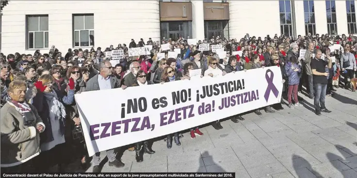  ??  ?? Concentrac­ió davant el Palau de Justícia de Pamplona, ahir, en suport de la jove presumptam­ent multiviola­da als Sanfermine­s del 2016.