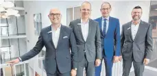  ?? FOTO: LÄM ?? Zufrieden in herausford­ernden Zeiten, die Vorstände der VR-Bank Ostalb (von links): Olaf Hepfer, Kurt Abele, Ralf Baumbusch sowie der Aufsichtsr­atsvorsitz­ende Roland Wendel (Zweiter von rechts).