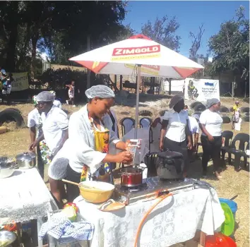  ??  ?? Woman learns some cooking recipes during the “Pachedu Vasikana: Ngokwethu Mankazana” event