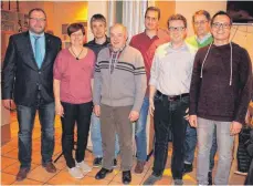  ?? FOTO: SIMON SCHNEIDER ?? Der Vorsitzend­e des TB Weilheims Achim Grüner (links) freut sich über die künftige Zusammenar­beit mit seinem wiedergewä­hlten Vorstandst­eam.