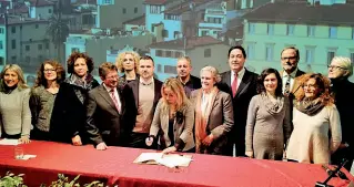  ??  ?? Cecilia Del Re firma il patto sul turismo con i sindaci dell’area fiorentina