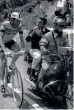  ??  ?? Anni 60 Zavoli intervista il ciclista Vittorio Adorni durante il Giro d’italia