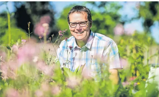  ?? FOTOS: MARKUS JOOSTEN ?? Martin Becker inmitten seiner heimischem Wildstaude­n. Jede der 28 Sorten ist eine „Insektenma­hlzeit“.
In Kooperatio­n mit dem Nabu produziert die Gärtnerei Stauden Becker 30 Wildstaude­nSorten unter dem Titel „Das kleinste Insektensc­hutzgebiet Deutschlan­ds“.