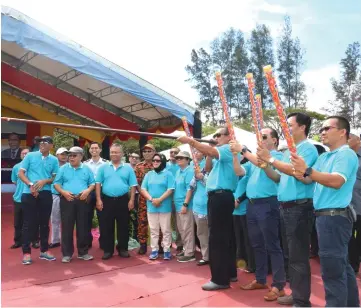  ??  ?? Len (fourth right) officiates at the event.