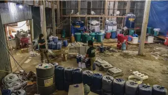  ??  ?? BATANGAS SHABU FACTORY – A shabu laboratory that was discovered by anti-narcotics agents in Batangas City Thursday can turn out 25 kilos of shabu worth 1125 million in one day. (Kevin Tristan Espiritu)