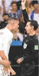  ?? MEXSPORT ?? César Arturo Ramos amonesta a Cristiano en el Mundial de Rusia 2018.