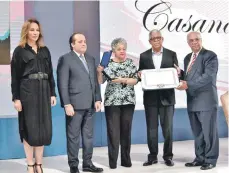  ?? JORGE MARTÍNEZ ?? José Eliseo Rivera (Checheo) recibió el reconocimi­ento póstumo de su madre, Casandra Damirón.