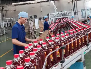  ?? Photo kinhtedoth­i.vn ?? Masan's workers on a fish sauce production line. MSN stocks hit ceiling prices yesterday.